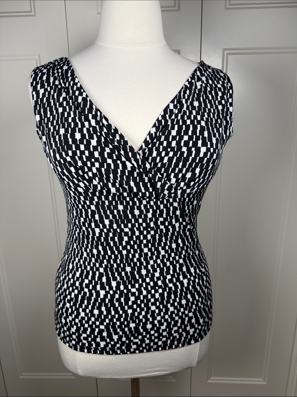 Nine West Black and White Geometric V-Neck Top
